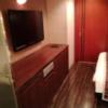 VIGADO（ビガド）(横浜市西区/ラブホテル)の写真『202号室利用。TV。下には冷蔵庫など。』by キジ