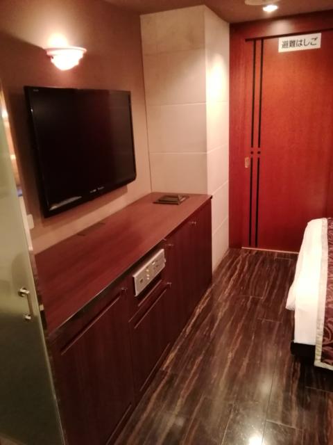 VIGADO（ビガド）(横浜市西区/ラブホテル)の写真『202号室利用。TV。下には冷蔵庫など。』by キジ