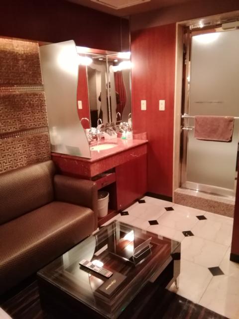 VIGADO（ビガド）(横浜市西区/ラブホテル)の写真『202号室利用。応接セットと洗面所、奥がお風呂。』by キジ
