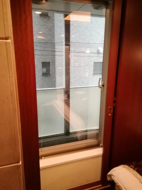 VIGADO（ビガド）(横浜市西区/ラブホテル)の写真『202号室利用。窓は大きく、非常時も安心。』by キジ