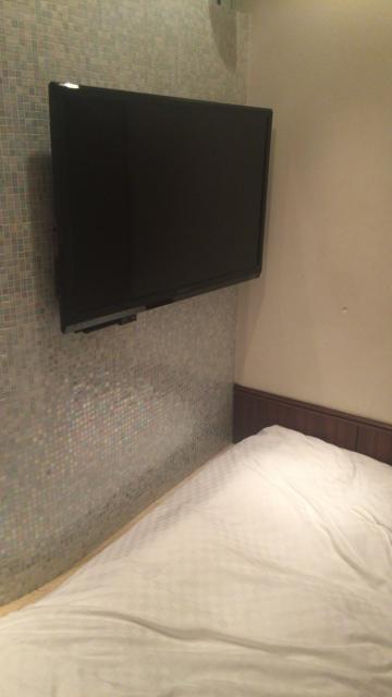 HOTEL GRAY(グレイ)(新宿区/ラブホテル)の写真『101号室 ベッド脇テレビ』by hireidenton