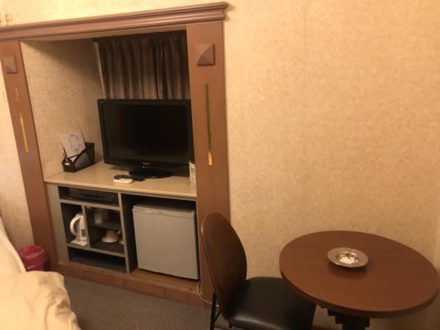 ホテル エル(荒川区/ラブホテル)の写真『303号室、ベッド脇』by かとう茨城47