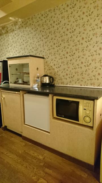 デザインホテル ミスト(横浜市中区/ラブホテル)の写真『403号室 スロットの横に販売用冷蔵庫、持ち込み用冷蔵庫、電子レンジ。その上に食器類』by なめろう