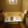 デザインホテル ミスト(横浜市中区/ラブホテル)の写真『403号室 レンジの横にソファーとテーブル。1番右に見えるのが空調機、手前がベッド』by なめろう