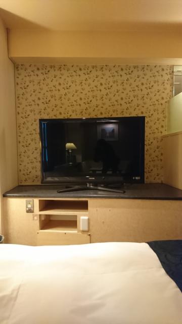 デザインホテル ミスト(横浜市中区/ラブホテル)の写真『403号室 ソファー側から見るとベッドを挟んで向こうにテレビ。ベッドは左が枕側』by なめろう