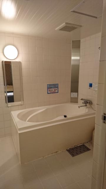 デザインホテル ミスト(横浜市中区/ラブホテル)の写真『403号室 洗面所の右手にバスルーム。バスタブ』by なめろう