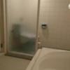 デザインホテル ミスト(横浜市中区/ラブホテル)の写真『403号室 バスタブ足元側の曇りガラスの向こうにトイレ。まさかのユニットバス。。』by なめろう