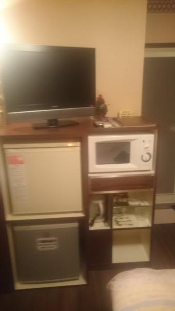 ホテル プレシャス(足立区/ラブホテル)の写真『106号室　32型テレビと備品類の収納棚風景（左上に販売用冷蔵庫、左下に持込み用冷蔵庫、右に電子レンジ、電気ポット、コーヒーサービスセット）』by YOSA69