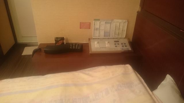 ホテル プレシャス(足立区/ラブホテル)の写真『106号室　ベッド横のサイドテーブル風景＜照明・音響（有線放送）コントロールパネル、電話機、G２個）』by YOSA69