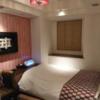 HOTEL REFRAIN(リフレイン)(豊島区/ラブホテル)の写真『206号室 ドア開けてすぐの扉を開いた景色。部屋全景』by なめろう