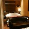 HOTEL GRASSINO URBAN RESORT(立川市/ラブホテル)の写真『303号室 玄関を開けたところから見えるソファ＆ベッド。』by 140キロの坊主
