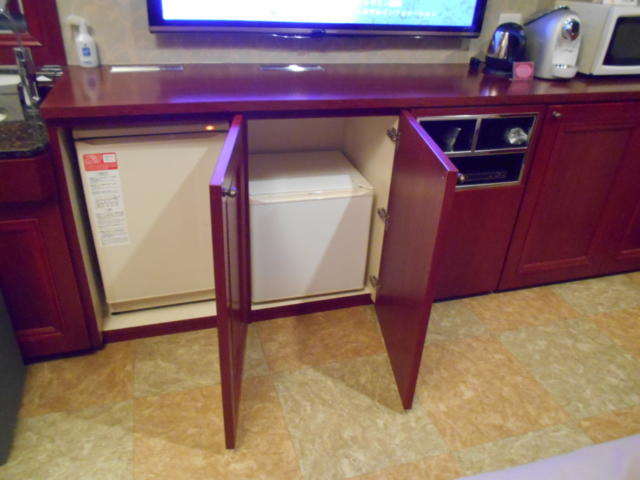HOTEL BARCH（バーチ）(町田市/ラブホテル)の写真『206号室、冷蔵庫は販売用と持込用の両方がありました。』by もんが～