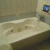 HOTEL BARCH（バーチ）(町田市/ラブホテル)の写真『206号室、浴槽と浴室テレビ』by もんが～