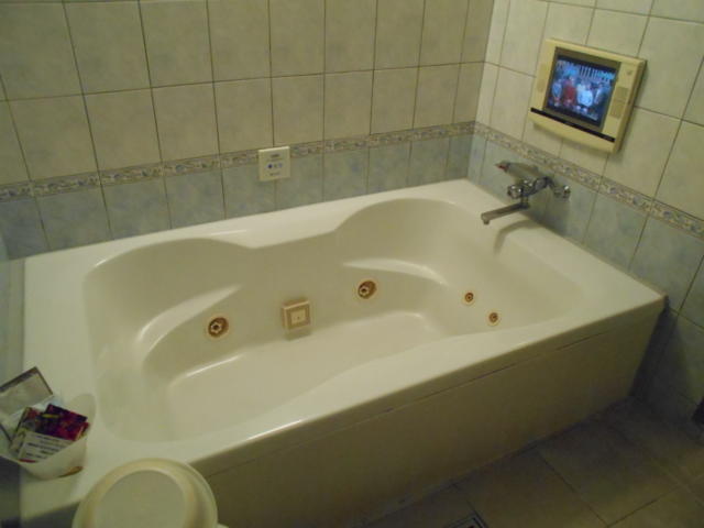 HOTEL BARCH（バーチ）(町田市/ラブホテル)の写真『206号室、浴槽と浴室テレビ』by もんが～