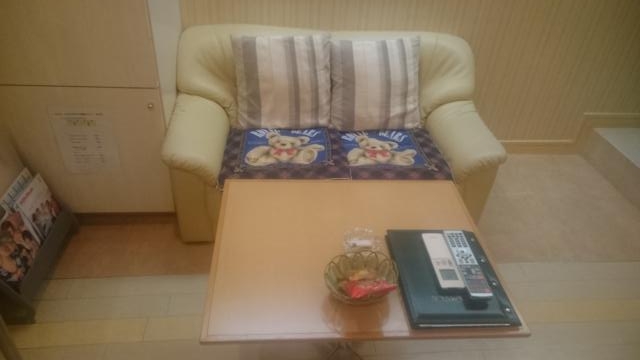 ホテル ＫＯＴＯ(こと)(足立区/ラブホテル)の写真『205号室　ソファーとテーブル』by YOSA69