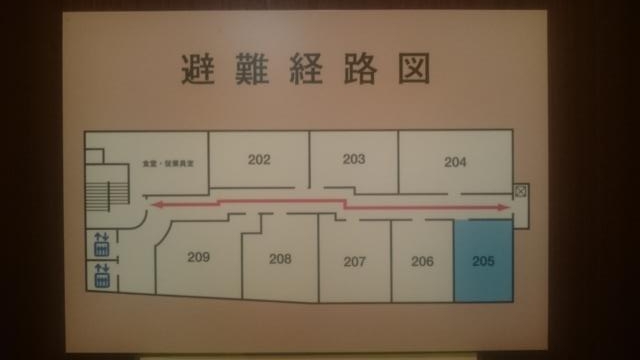 ホテル ＫＯＴＯ(こと)(足立区/ラブホテル)の写真『205号室　玄関扉に貼られた避難経路図（２階は８部屋、西に避難階段、東に避難梯子）』by YOSA69