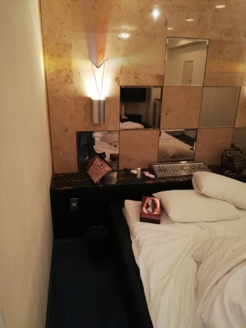 HOTEL Sun（サン）(新宿区/ラブホテル)の写真『210号室　ベッド』by ところてんえもん