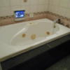 HOTEL Carib(カリブ)(横浜市旭区/ラブホテル)の写真『505号室、浴槽と浴室テレビ』by もんが～