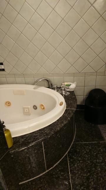 ラフェスタ国分寺(国分寺市/ラブホテル)の写真『406号室、風呂(切れちゃいましたが、左奥に続いてます。テレビも奥に設置されてます)』by ビデ三郎