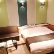 GOLF横須賀(横須賀市/ラブホテル)の写真『203号室利用。ベッドとソファーです。』by キジ