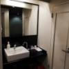 HOTEL アムール(台東区/ラブホテル)の写真『部屋は古いけどドレッサーやシンク類は新しくリフォームされています（305号室)』by 愛だけでできている