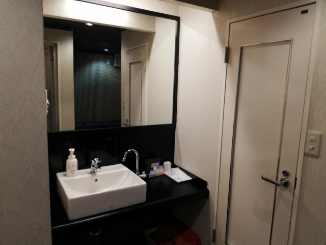 HOTEL アムール(台東区/ラブホテル)の写真『部屋は古いけどドレッサーやシンク類は新しくリフォームされています（305号室)』by 愛だけでできている