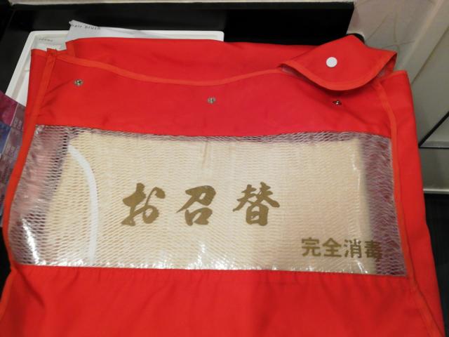 HOTEL アムール(台東区/ラブホテル)の写真『バスタオルやバスローブはこの袋の中に入っています。「お召替」って！めっちゃ昭和。（305号室)』by 愛だけでできている