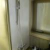 HOTEL SULATA渋谷道玄坂(渋谷区/ラブホテル)の写真『504号室（シャワー部分。ヘッドは壁向き。スライド固定式）』by 格付屋