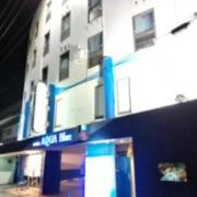アクアブルー横須賀(横須賀市/ラブホテル)の写真『303号室利用。夜の正面からの外観です。』by キジ