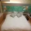 アクアブルー横須賀(横須賀市/ラブホテル)の写真『303号室利用。ﾍﾞｯﾄﾞです。ｿﾌｧｰ枕がさりげなく置いてあります。』by キジ