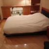 HOTEL TIFFARD（ティファード）(新宿区/ラブホテル)の写真『315号室、ベッドと正面はアメニティグッズ棚』by ビデ三郎