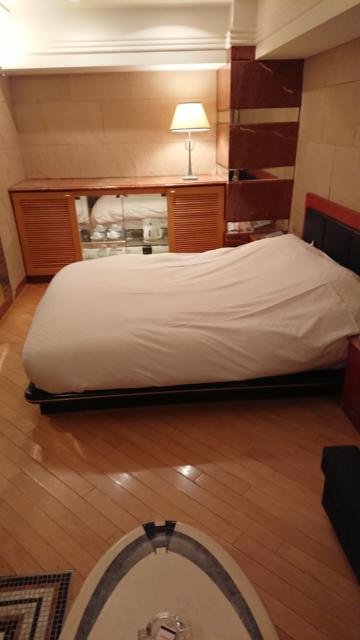 HOTEL TIFFARD（ティファード）(新宿区/ラブホテル)の写真『315号室、ベッドと正面はアメニティグッズ棚』by ビデ三郎