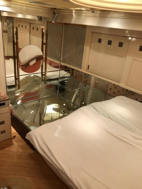 XO新宿(新宿区/ラブホテル)の写真『605号室 ベッド足元』by サトナカ