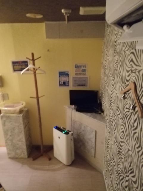 閉店？したホテル(ID:106427)(豊島区/ラブホテル)の写真『205号室　棚とかテレビとか』by ところてんえもん