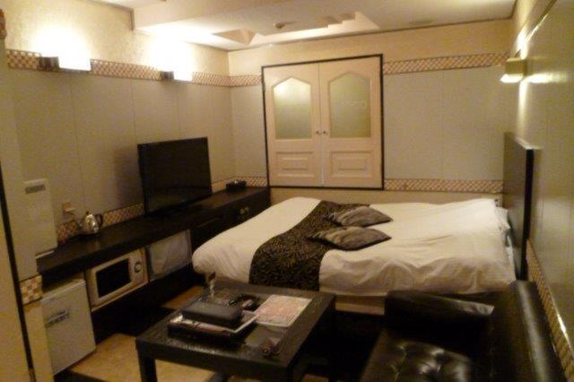 HOTEL IG（アイジー）(川崎市川崎区/ラブホテル)の写真『303号室（入口横から部屋奥）』by 格付屋