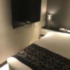 HOTEL Villa Senmei(ヴィラ センメイ）(大田区/ラブホテル)の写真『(402号室)ベッド２。左壁にはテレビがあります。寝転んではちょっと見にくい。』by こーめー