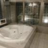 現代楽園 高崎店(高崎市/ラブホテル)の写真『44号室　化粧室から浴室』by 土々呂