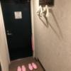 HOTEL アムール(台東区/ラブホテル)の写真『201号室 玄関とハンガー』by みこすりはん