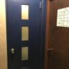 ホテル セリーヌ(大阪市/ラブホテル)の写真『402号室の入り口 青いドアがトイレです。』by PINK SCORPION