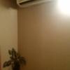 レンタルルーム ROOMS(新宿区/ラブホテル)の写真『3号室　壁面、エアコン、観葉植物』by 上戸 信二
