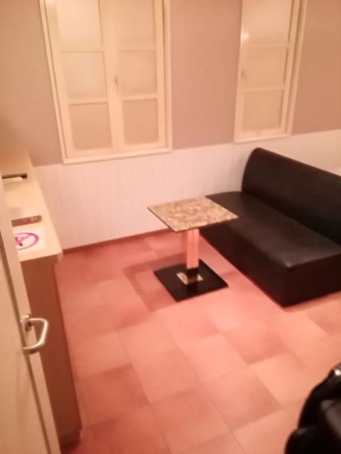 GOLF大和(大和市/ラブホテル)の写真『321号室利用。部屋に入るとｿﾌｧｰｾｯﾄがまずあります。』by キジ