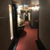 ホテルバリアンリゾートなんば道頓堀店(大阪市/ラブホテル)の写真『621号室の前から反対側の部屋への廊下です。』by PINK SCORPION