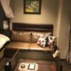 ホテルバリアンリゾートなんば道頓堀店(大阪市/ラブホテル)の写真『621号室テレビの反対側のソファとテーブル。その隣にベッドがあります。』by PINK SCORPION