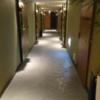 HOTEL SULATA渋谷道玄坂(渋谷区/ラブホテル)の写真『エレベーターを降りると廊下が二手に分かれ、左に行った方の廊下』by なめろう