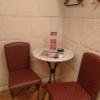 HOTEL SULATA渋谷道玄坂(渋谷区/ラブホテル)の写真『206号室 部屋に入って真正面にテーブルとイス2脚。上にハンガー。クローゼットは無し』by なめろう