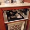 HOTEL SULATA渋谷道玄坂(渋谷区/ラブホテル)の写真『206号室 販売用冷蔵庫と食器類、上にポットとお湯を沸かす用の?!水1本』by なめろう