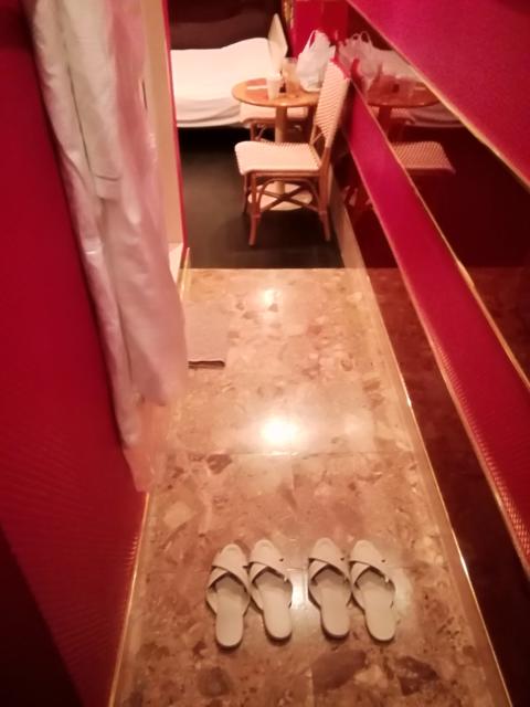 閉店？したホテル(ID:106994)(渋谷区/ラブホテル)の写真『402号室利用。玄関から部屋を見ます。左手がトイレと風呂です。』by キジ