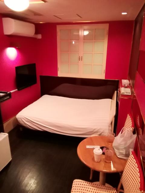閉店？したホテル(ID:107003)(渋谷区/ラブホテル)の写真『402号室利用。部屋全体とベッドです。ベッドはスプリング式でした。』by キジ