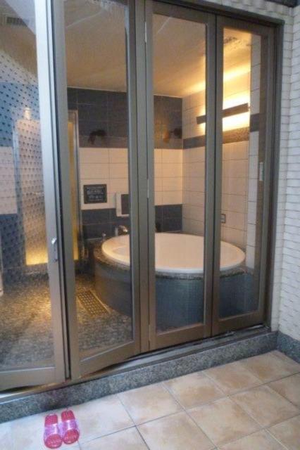 HOTEL AILU(アイル)(豊島区/ラブホテル)の写真『606号室（外から浴室。フルオープンで半露天です）』by 格付屋