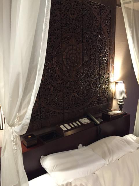 HOTEL Bali An Resort　新宿アイランド店(新宿区/ラブホテル)の写真『723号室 ベッドサイド』by ちげ